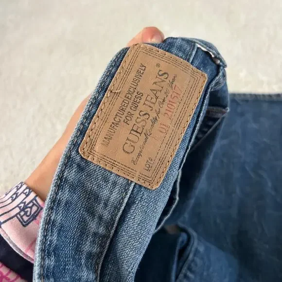 Guess Jeans Womens VTG Sz 30x 32 Blue Denim Brit Rocker Slim Straight Basic Jean - Picture 5 of 7